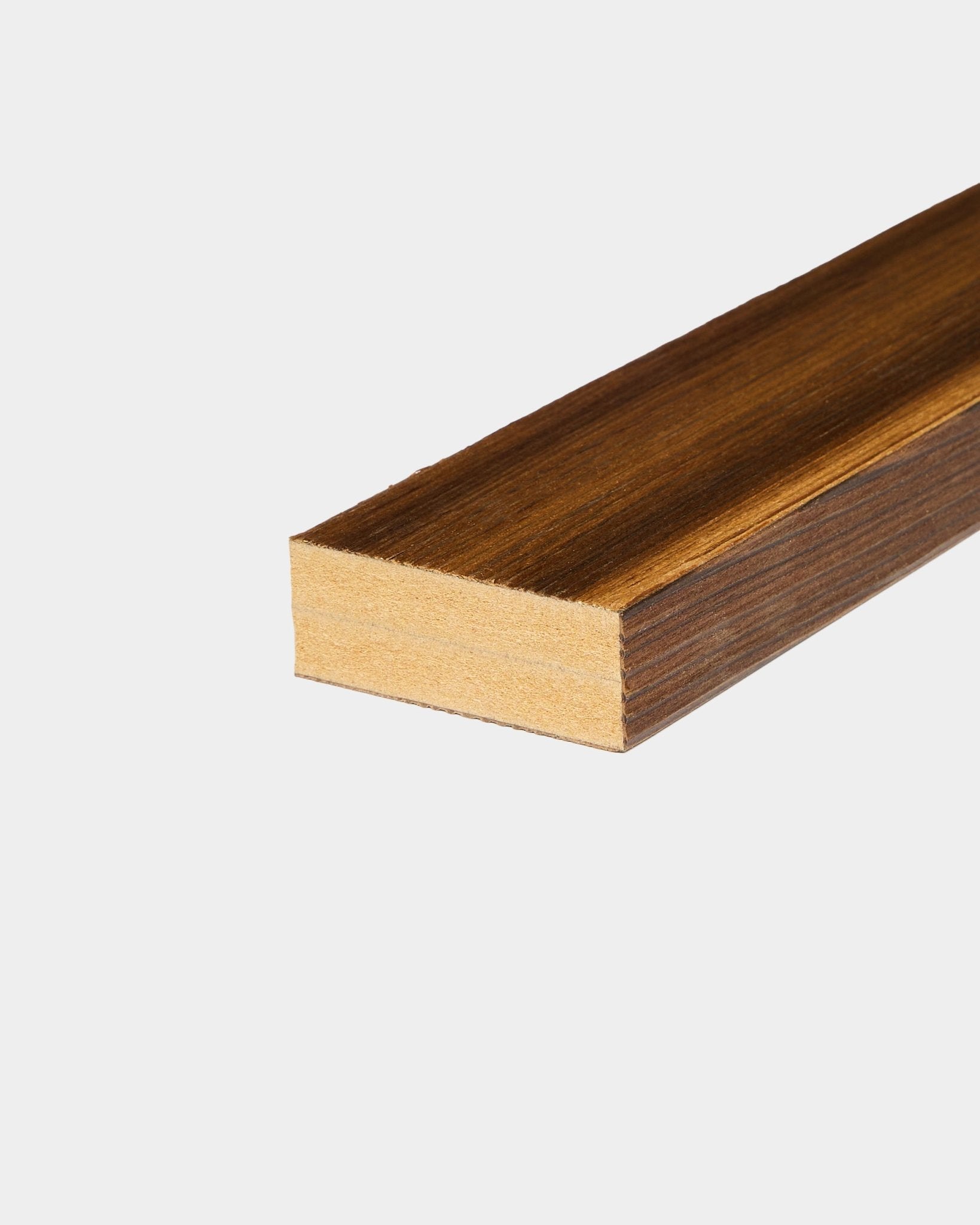 Końcowa lamela WoodUpp w wykończeniu Rustic Smoked Larch (6,7 cm), zaprojektowana do integracji z ramą MDF lub wykończenia krawędzi ściany, pokazana na jednolitym białym tle.